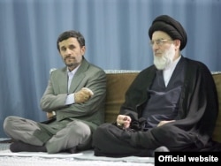 Ayətulla Mahmud Hashemi Shahrudi (sağda) və eks-prezident Mahmud Ahmadinejad