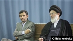 Аятолла Хаменеи (справа) и президент Ахмадинежад на сегодняшней официальной церемонии