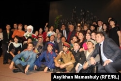 Участники спектакля «Ахико из Актаса». Алматы, 22 октября 2016 года.
