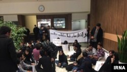 دانشجویان شماری از دانشگاههای کشور پیش از این در اعتراض به بیکیفیت بودن غذا و مسمومیت دانشجویان تحصن کرده بودند