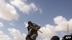 مخالفان مسلح ضد معمر قذافی، رهبر لیبی، در شهر آجدابیا