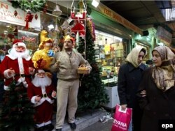 Продавец рождественской символики на рынке рекламирует свой товар на рынке в Стамбуле, 2004 год