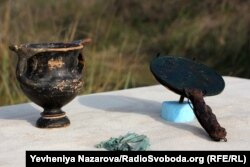 Канфар, вістря стріл та дзеркало, знайдені у 90-і роки на Хортиці під час розкопок скіфських пам’яток