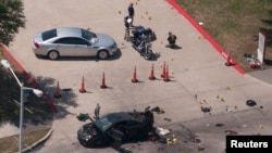 Поліція обстежує територію після операції, Техас, 4 травня 2015 року