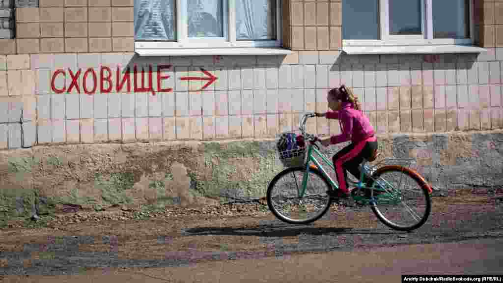 Останнім часом у Станично-Луганський район почали повертатися люди, серед них чимало дітей. Але основна проблема, яка заважає поверненню &ndash; нестабільна ситуація та відсутність роботи