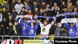 «Барыс» хоккей командасының жанкүйерлері. Астана, 15 қазан 2013 жыл. 