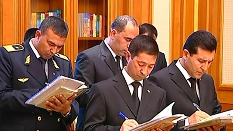 Ministrleriň täze "Mersedesleri" täzelenýär, adamlar öýlerinde käýinýär