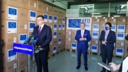 Predsjedavajući Vijeća ministara BiH Zoran Tegeltija i šef Delegacije Evropske unije Johan Satler na uručivanje donacije medicinske opreme u Sarajevu