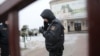 Міліцыянты каля школы №2 у Стоўпцах