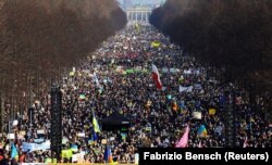 Десятки тысяч людей протестуют против российского вторжения в Украину. Берлин, 27 февраля 2022 года
