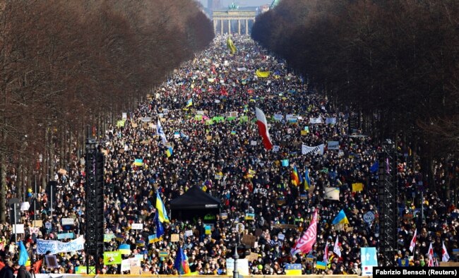 Десятки тысяч людей протестуют против российского вторжения в Украину. Берлин, 27 февраля 2022 года