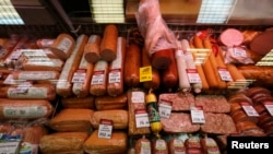 Мясные и колбасные изделия в продуктовом магазине Санкт-Петербурга, 12 ноября 2014 года