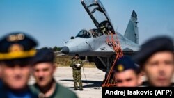 Pilozi Rusije i Srbije pored aviona MIG-29 na aerodromu Batajnica kod Beograda, oktobar 2018.