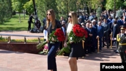 Иман Каримова (справа) со своей тетей Лолой Каримовой-Тилляевой на открытии памятника своему деду Исламу Каримову. Ташкент, 31 августа 2017 года.