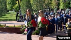Младшая дочь Ислама Каримова (слева) Лола Каримова-Тилляева и его внучка Иман Каримова