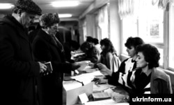 Виборці отримують бюлетені на виборчій дільниці N360 виборчого округу N16 в Одесі під час голосування на Всеукраїнському референдумі за незалежність України та президентських виборах. Одеса, 1 грудня 1991 року