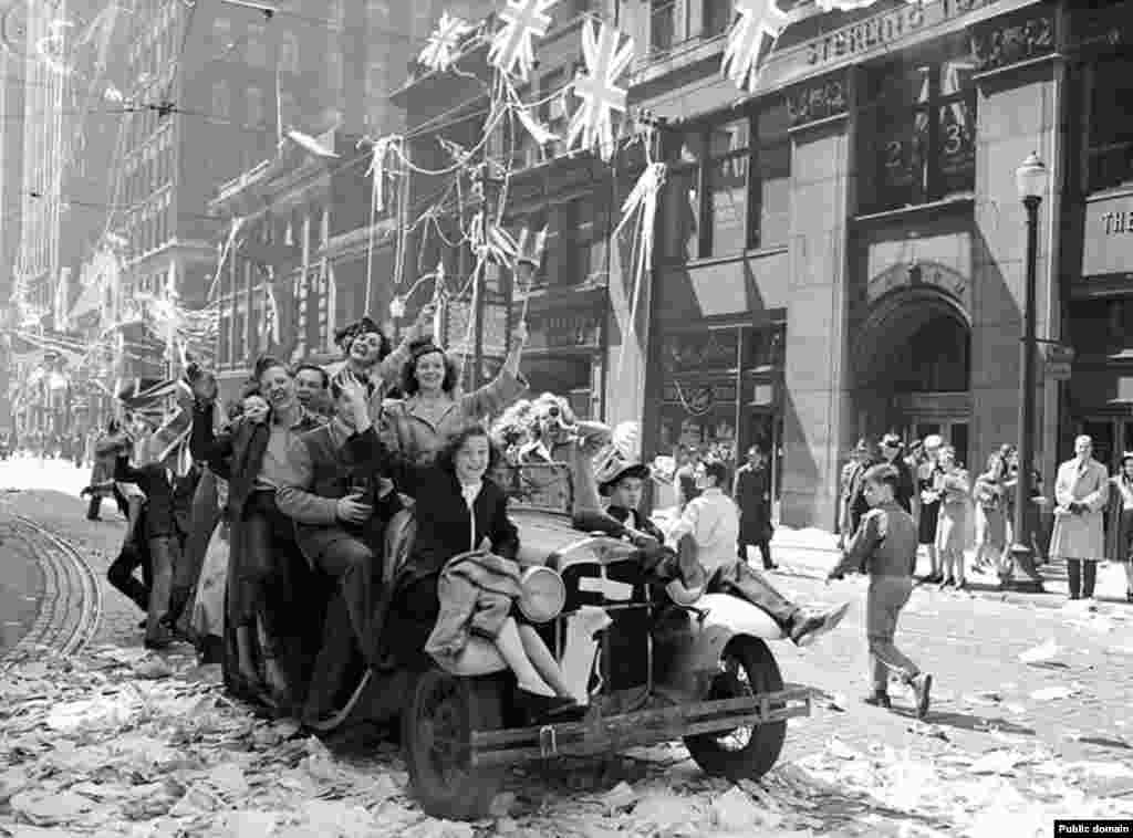 Лондон во время торжеств по случаю окончания войны. Более 20 тысяч жителей британской столицы погибли во время бомбардировок города, которые начались 7 сентября 1940 года и продолжались 57 ночей. Всего в Великобритании от авиаударов погибли более 40 тысяч мирных жителей &nbsp;