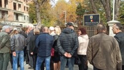 Mai multe persoane stau la rând la sediul Ambasadei României din Chișinău pentru a vota la prezidențialele românești din noiembrie 2019.
