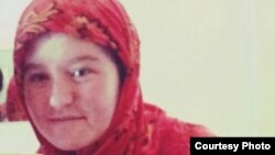 Ин акси Нигора Мамадатохоноваро падараш дар ихтиёри Радиои Озодӣ гузошт