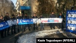 На месте акции в защиту гражданских активистов Серикжана Мамбеталина и Ермека Нарымбаева у здания суда, где проходит суд по их делу. Алматы, 18 декабря 2015 года.