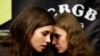 Надежда Толоконникова и Мария Алехина перед началом концерта в Нью-Йорке, организованном Amnesty International, 5 февраля 2014