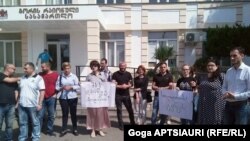 გვანცა დოლუაშვილის მხარდამჭერი აქცია გორის სასამართლოსთან. 2018 წლის 3 აგვისტო