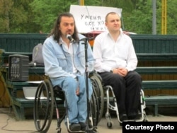 Сяргей Драздоўскі на акцыі пратэсту супраць парушэньня правоў інвалідаў