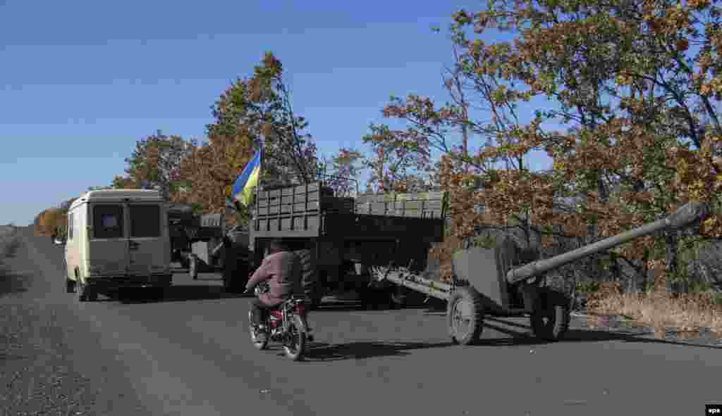 УкраЇнські військові відводять артилерію калібром менше 100 мм від селища Гранітне неподалік Маріуполя, 29 жовтня 2015 року