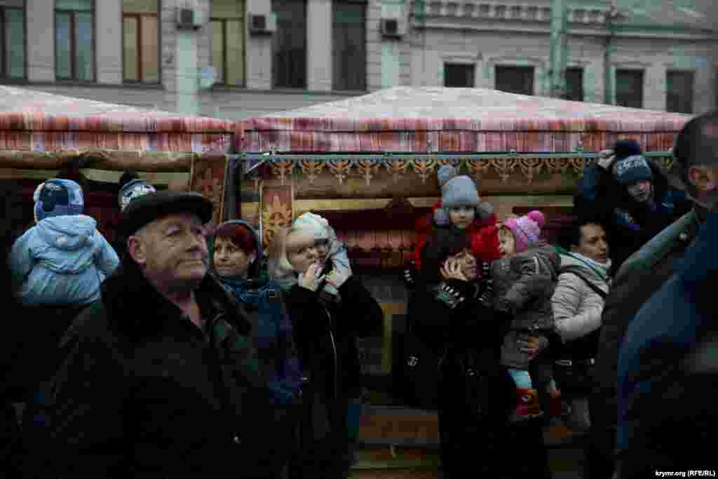 Ведучі упродовж двох годин, як могли, розважали змерзлих дітей і дорослих, які очікували Діда Мороза з Устюга