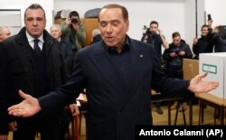 Silvio Berlusconi volt olasz kormányfő és a Forza Italia párt vezetője egy milánói szavazóhelyiségben 2018 márciusában