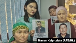 Пришедшие в представительство МИД в Алматы люди, утверждающие, что их родственники в Синьцзяне содержатся в «лагерях политического перевоспитания». 30 октября 2019 года.

