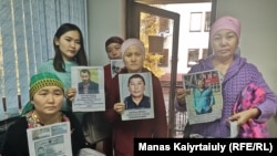 Пришедшие в представительство МИД в Алматы люди, утверждающие, что их родственники в Синьцзяне содержатся в «лагерях политического перевоспитания». 30 октября 2019 года.