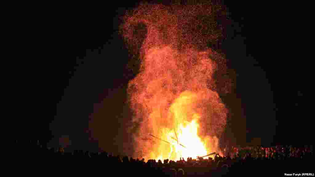 В ніч на 7 липня, саме на Івана Купала, на фестивалі розпалюють величезне вогнище, танцюють навколо багаття, співають&nbsp;