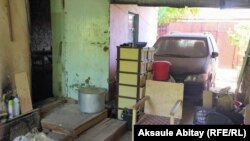 Мүмкіндігі шектеулі отбасы тұрып жатқан ескі үйдің ауласы. Тараз, 20 маусым 2020 жыл.