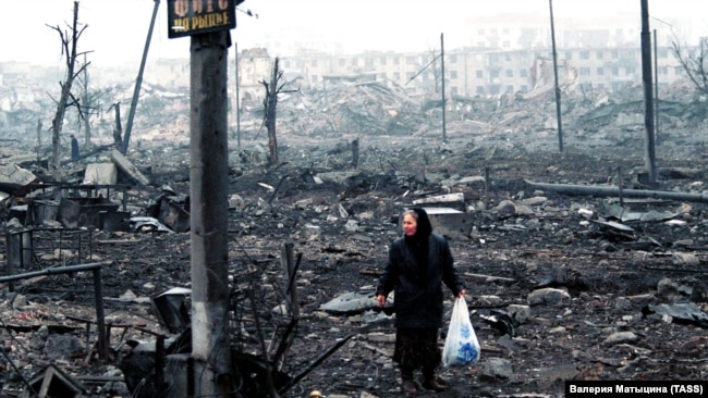 Një lagje e shkatërruar në Grozni. Shkurt, 2000.