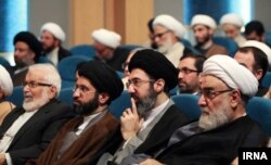 Mojtaba Khamenei ( sağdan ikinci) və Ali liderin digər oğlu Masoud Khamenei (soldan ikinci)