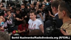 Надежда Савченко в окружении журналистов в аэропорту «Борисполь», Киев, 25 мая