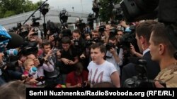 Надежда Савченко в окружении журналистов в аэропорту Киева после приземления самолета, доставившего ее из России. 25 мая 2016 года.