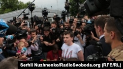 Nadiya Savçenko "Borıspil"ge keldi. Kyiv, 2016 senesi, mayıs 25
