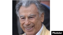 Armenia - Armenian-American billionaire Kirk Kerkorian visits Yerevan, 19May2005.