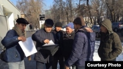 Активисты «Атажұрт еріктілері» у представительства ООН в Казахстане. Алматы, 17 января 2020 года.