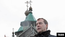 President Dmitry Medvedev (right) speaks with Sakhalin Oblast Governor Aleksandr Khoroshavin on Kunashir today.
