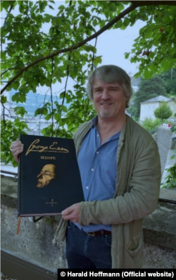 Ingo Metzmacher cu partitura facsimil publicată de GrafoArt