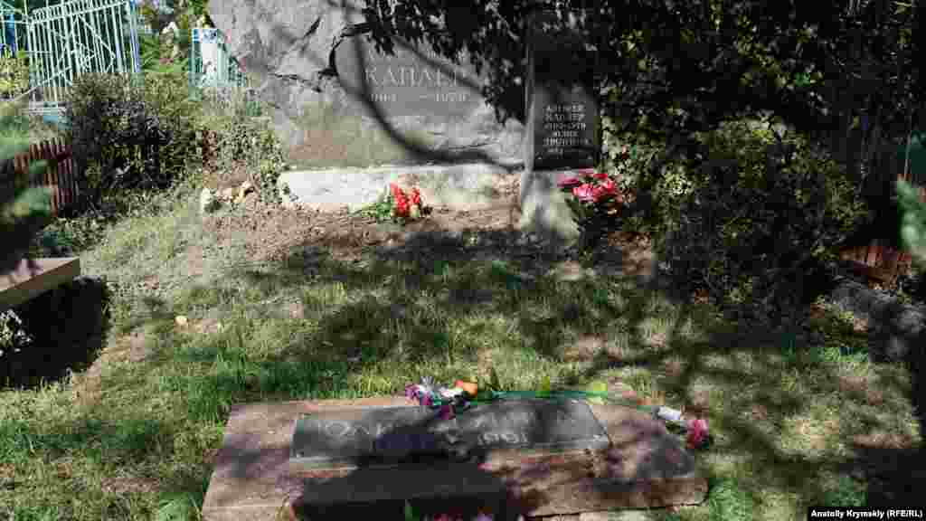 Недалеко от могилы Грина находятся захоронения советского кинематографиста и киносценариста, бессменного ведущего телепрограммы &laquo;Кинопанорама&raquo; Алексея Каплера (1903-1979) и его жены, поэтессы Юлии Друниной (1924-1991)