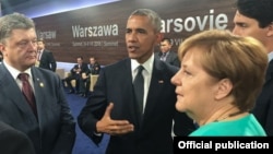 Солдан оңға қарай: Украина президенті Петр Порошенко, АҚШ президенті Барак Обама, Германия канцлері Ангела Меркель НАТО саммитінде әңгілемесіп тұр. Варшава, 8 шілде 2016 жыл.