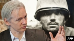 WikiLeaks сайтынын негиздөөчүсү, австралиялык Жулиан Эссанж маалымат жыйынында. 