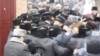 Полиция сдерживает шествие оппозиционных активистов. Алматы, 30 января 2010 года.
