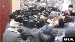 Оппозицияның наразылық митингісінен соң шерумен көшеге шықпақ болған бір топ адамның жолын полицейлер бөгеп, оларды тоқтатпақ болды. Алматы, 30 қаңтар 2010 жыл.