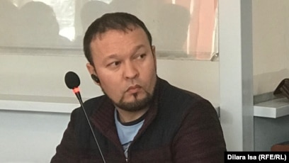 Белсенді Руслан Жанпейісов сот залында отыр. Шымкент, 13 қаңтар 2020 жыл.