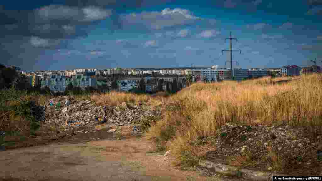Вид на Симферополь с холма крепости. Неподалеку от археологического заповедника местные жители оставляют мусор